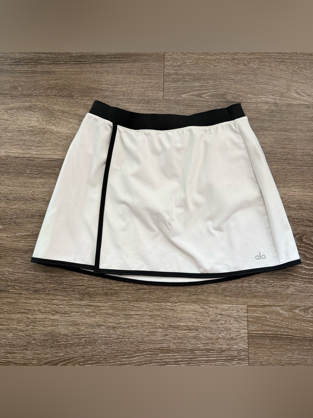Alo Yoga Airbrush Streamlined Skirt Ivory/Black - Picture 6 of 13